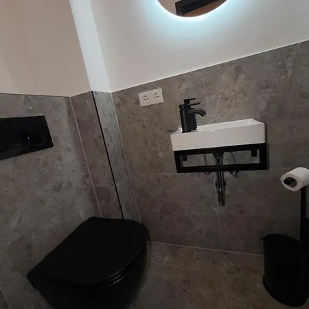 Roomies Living Aparthotel 3*